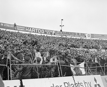 881463 Gezicht op de tribune van het stadion Galgenwaard (Herculesplein) te Utrecht, met het publiek tijdens de ...